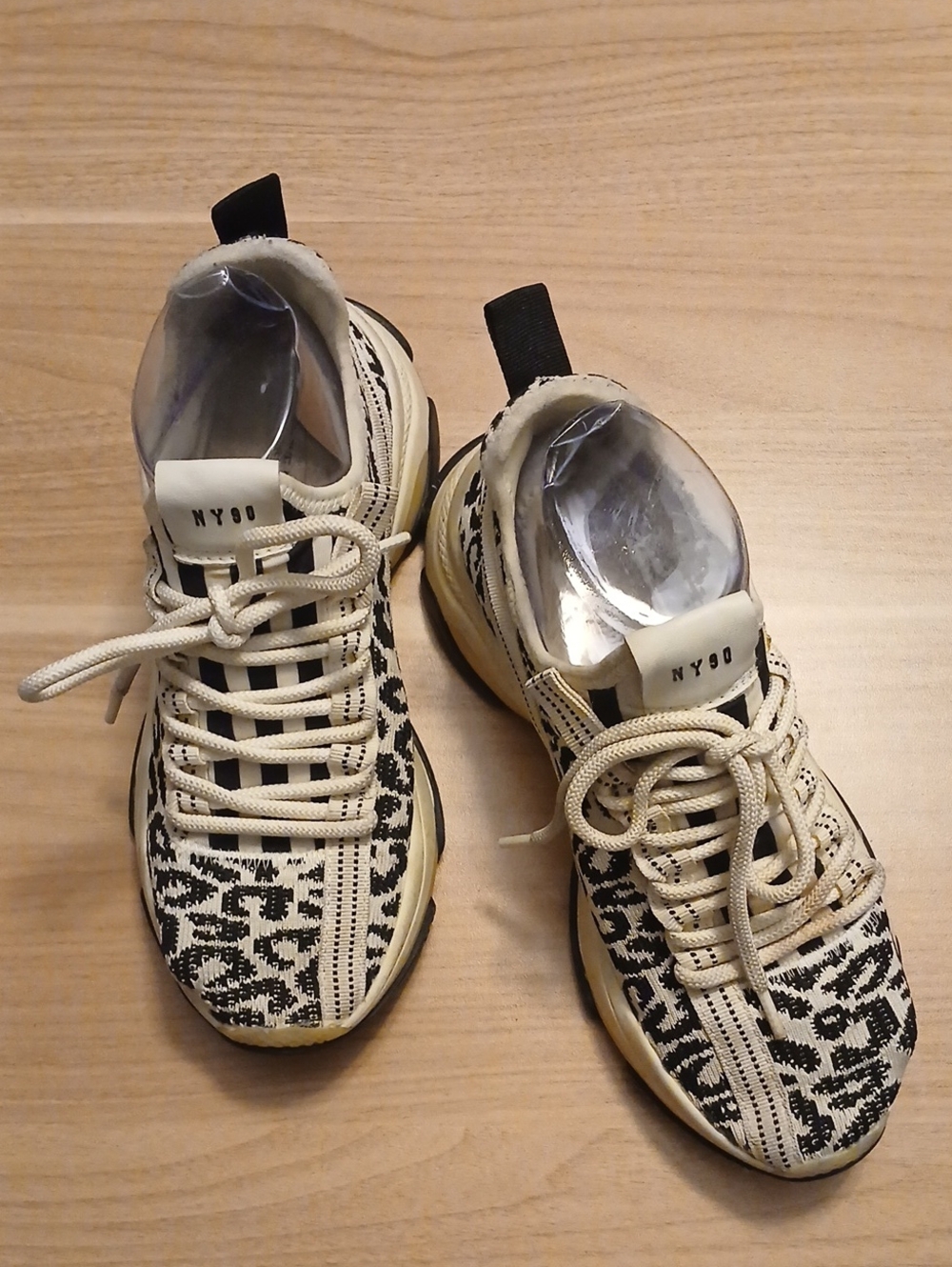 Steve Madden "Maxima" Black & Cream Patterned Knit Sneakers in Size 7.5M